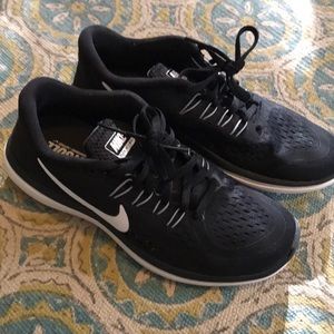 Black women’s nikes size 7.5